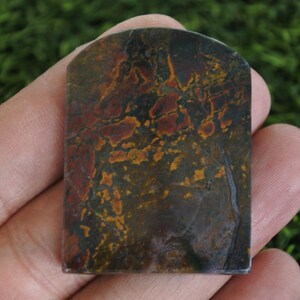 以下が含まれることがあります： 白のセラミック花瓶3個セット。高さは様々で、リブ加工が施されています。一番高い花瓶は約25cm、真ん中は20cm、一番小さいのは15cmです。異なる高さの花瓶セットです。