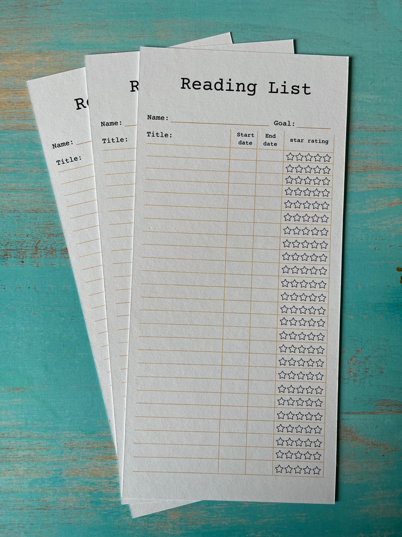 K&ouml;nnte beinhalten: Drei wei&szlig;e Bl&auml;tter Papier mit einer Leseliste auf der Vorderseite. Die Liste enth&auml;lt Spalten f&uuml;r den Buchtitel, den Autor, das Startdatum, das Enddatum und ein Sternebewertungssystem.