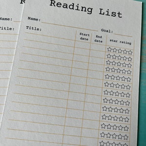 K&ouml;nnte beinhalten: Eine druckbare Leseliste mit Spalten f&uuml;r Buchtitel, Autor, Startdatum, Enddatum und ein Sternebewertungssystem. Die Liste soll Menschen helfen, ihren Leseprozess zu verfolgen.