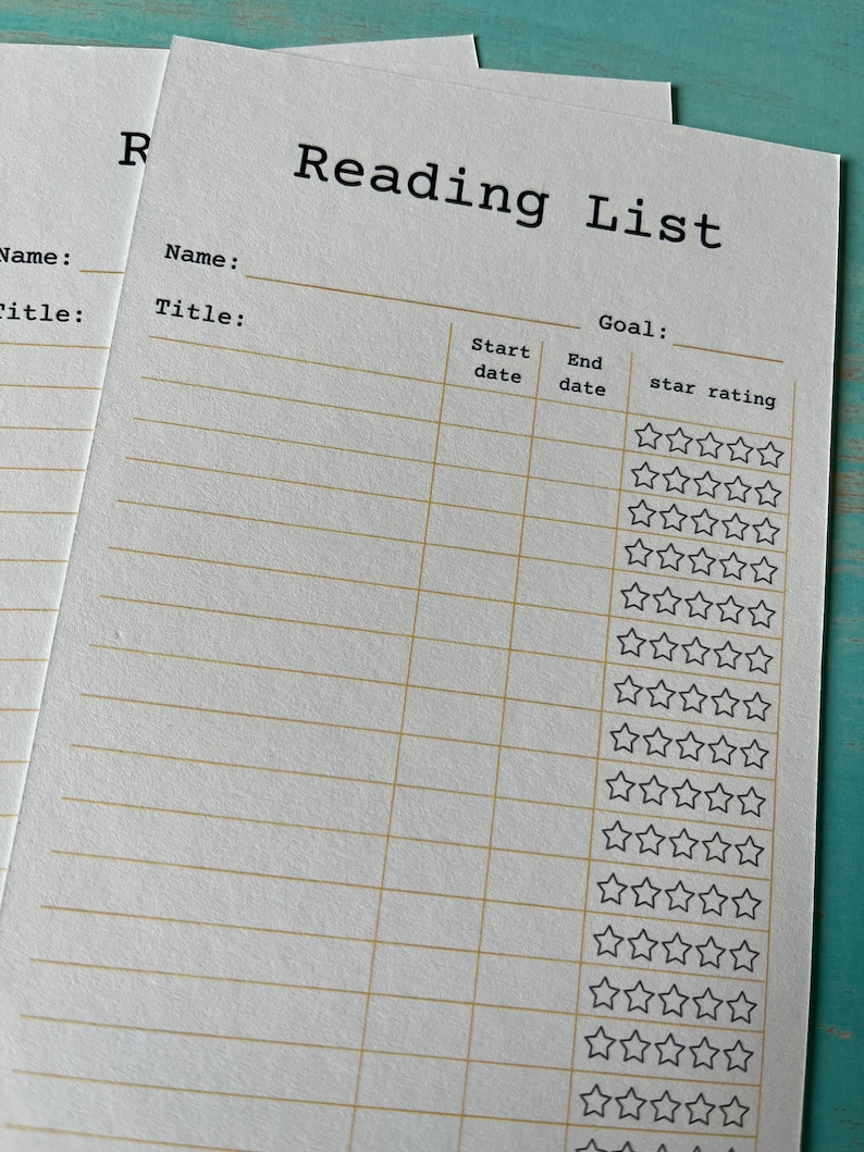 K&ouml;nnte beinhalten: Eine druckbare Leseliste mit Spalten f&uuml;r Buchtitel, Autor, Startdatum, Enddatum und ein Sternebewertungssystem. Die Liste soll Menschen helfen, ihren Leseprozess zu verfolgen.
