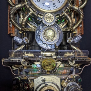 Puede incluir: Reloj de pared de estilo steampunk con una est&eacute;tica vintage. El reloj presenta una esfera redonda con n&uacute;meros romanos, engranajes, tubos y un dial giratorio. El reloj tiene una mezcla de colores met&aacute;licos, incluyendo oro, bronce y plata, con un fondo negro.