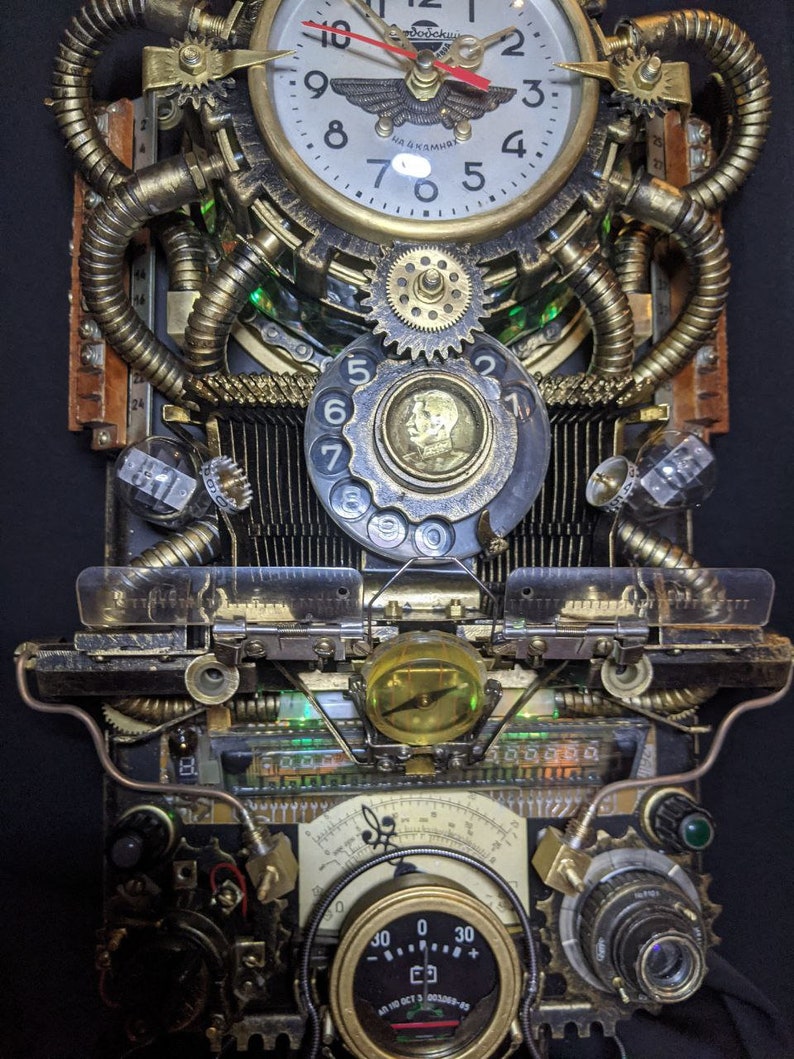 Puede incluir: Reloj de pared de estilo steampunk con una est&eacute;tica vintage. El reloj presenta una esfera redonda con n&uacute;meros romanos, engranajes, tubos y un dial giratorio. El reloj tiene una mezcla de colores met&aacute;licos, incluyendo oro, bronce y plata, con un fondo negro.