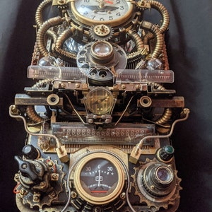 Puede incluir: Un reloj de estilo steampunk con una esfera redonda, engranajes y varios componentes mec&aacute;nicos. El reloj presenta una combinaci&oacute;n de colores lat&oacute;n y bronce, con un indicador que muestra n&uacute;meros y una aguja. El dise&ntilde;o incorpora tubos, diales y otros detalles intrincados.