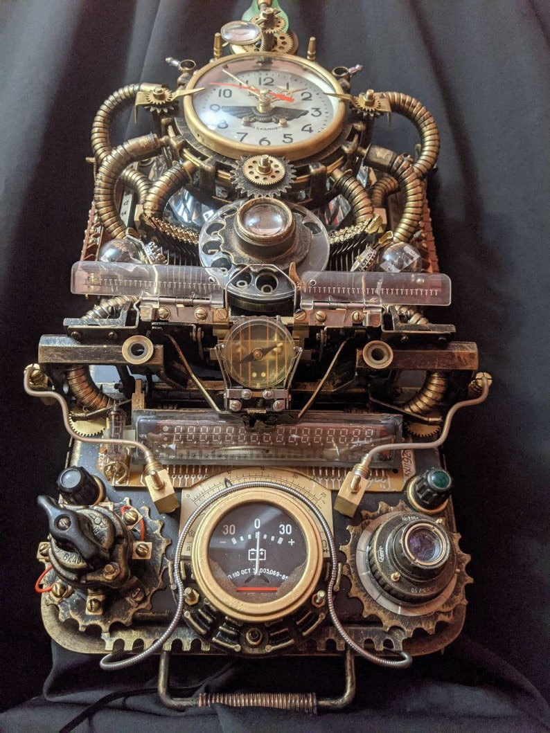 Puede incluir: Un reloj de estilo steampunk con una esfera redonda, engranajes y varios componentes mec&aacute;nicos. El reloj presenta una combinaci&oacute;n de colores lat&oacute;n y bronce, con un indicador que muestra n&uacute;meros y una aguja. El dise&ntilde;o incorpora tubos, diales y otros detalles intrincados.