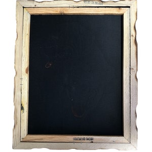 May include: A wooden frame with a black canvas inside. The frame has a wavy edge and the text "HECHO EN MEXICO" is printed on the bottom.