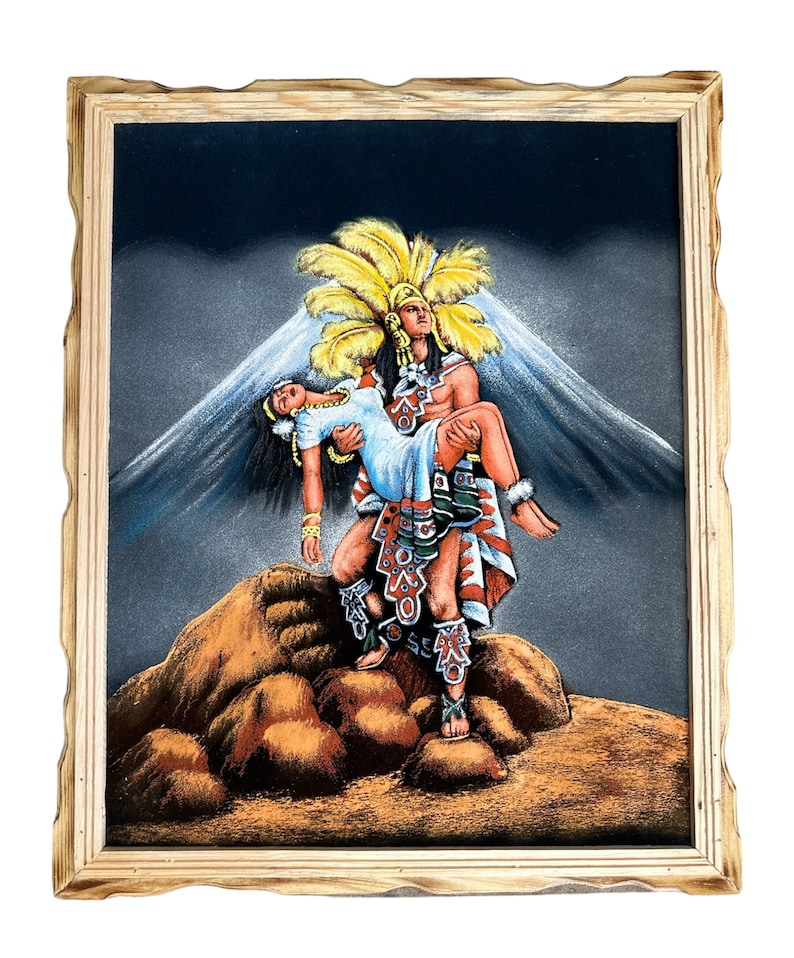 Puede incluir: Una pintura de terciopelo enmarcada que representa a un hombre con vestimenta tradicional azteca llevando a una mujer con un vestido blanco. El hombre lleva un tocado de plumas y la mujer est&aacute; inconsciente. La pintura est&aacute; sobre un fondo azul oscuro con una monta&ntilde;a en la distancia.