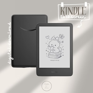 Puede incluir: Lector de libros electrónicos Kindle negro con una funda a juego. La pantalla muestra una linda ilustración de un conejito leyendo un libro, con el texto "Kindle Lockscreen" arriba. Las palabras "digital download" están escritas en el lado izquierdo de la imagen.