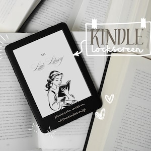 Könnte beinhalten: Ein schwarzer Kindle E-Reader mit einem benutzerdefinierten Sperrbildschirm mit dem Text "MY Little Library" und einer Illustration einer lesenden Frau. Das Bild ist von offenen Büchern umgeben. Der Text lautet "please note: works on ad-free kindles only!"