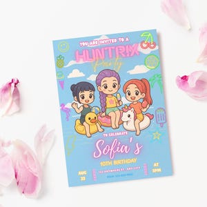 Puede incluir: Una tarjeta de invitación azul claro con el texto "YOU ARE INVITED TO A HUNTRIX PARTY" y "Sofia's 10th Birthday". La tarjeta presenta ilustraciones de dibujos animados de tres niñas en juguetes inflables. Pétalos de flores rosas están esparcidos alrededor de la tarjeta.