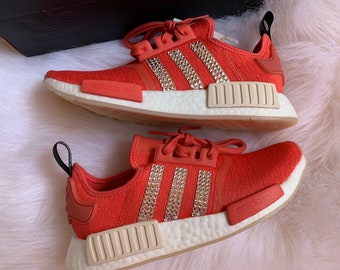 Adidas Originals NMD R1 Grau & Rosa Swarovski Damen Sneakers Blinged Out mit authentischen Swarovski Kristallen benutzerdefinierte Bling Adidas Schuhe Adidas Originals NMD R1 Grau & Rosa Swarovski Damen Sneakers Blinged Out mit authentischen Swarovski Kristallen benutzerdefinierte Bling Adidas Schuhe