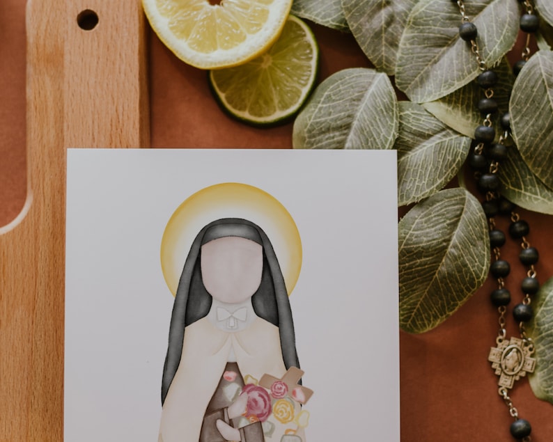 Puede incluir: Una ilustraci&oacute;n de acuarela de una mujer con un h&aacute;bito blanco y negro y un halo. Ella sostiene un ramo de flores rosas, amarillas y blancas. El fondo es blanco.