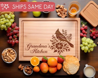 Tabla de cortar personalizada con flores de cardenal, decoración de cocina con pájaro grabado, regalo conmemorativo, tabla de charcutería o para servir.