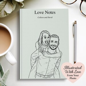 Könnte beinhalten: Ein hellgrünes Notizbuch mit dem Titel "Love Notes" und einer Schwarz-Weiß-Illustration eines Paares. Ein Stift, ein herzförmiger Aufkleber, eine Tasse Kaffee und eine Brille sind ebenfalls zu sehen.