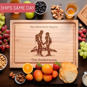 Tabla de cortar personalizada, regalo para snowboarder, regalo para pareja de esquiadores, letrero para cabaña de invierno, regalo de boda, aniversario, despedida de soltera, arte de montaña
