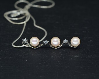 Collier de perles blanches par Jama Studio, pendentif triple perle blanche, cadeau de vacances, cadeau unique pour elle, bijoux de mariage