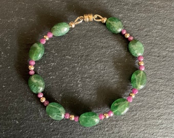 Pulsera de esmeralda y rubí natural de Jama Studio, pulsera de esmeralda de rubí, joyería de esmeralda y rubí, regalo del día de San Valentín, regalo del día de las madres