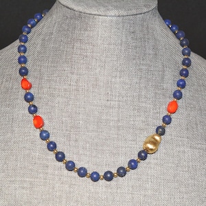Handgemaakte lapis lazuli-ketting: koraal en goudgevulde barokkraal