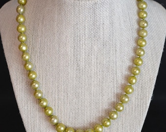 Collana di perle d'acqua dolce verdi fatte a mano: chiusura in oro laminato, pietra portafortuna di giugno