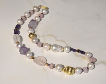 Natuurlijke parels vermengd met amethist en rozenkwarts ketting 'Pearl Party II', barokke parel- en edelsteen sieraden, uniek cadeau voor haar