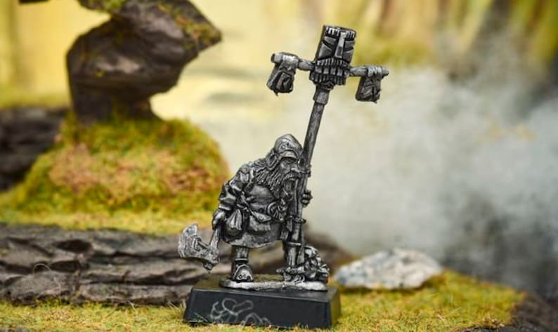 Dwarf with axe and banner Fantasy Metal Miniatures Toy tin soldier Dnd Dungeons and dragons Pathfinder RPG UNPAINTED Tabletop Miniatures