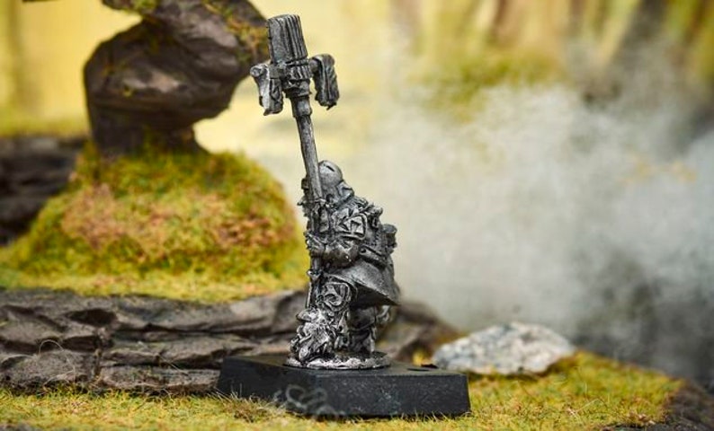 Dwarf with axe and banner Fantasy Metal Miniatures Toy tin soldier Dnd Dungeons and dragons Pathfinder RPG UNPAINTED Tabletop Miniatures
