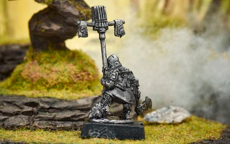 Dwarf with axe and banner Fantasy Metal Miniatures Toy tin soldier Dnd Dungeons and dragons Pathfinder RPG UNPAINTED Tabletop Miniatures