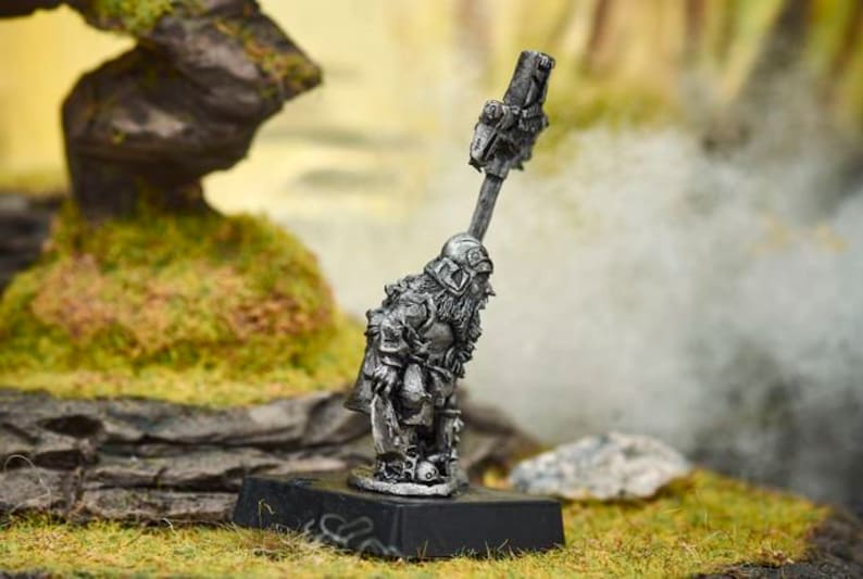 Dwarf with axe and banner Fantasy Metal Miniatures Toy tin soldier Dnd Dungeons and dragons Pathfinder RPG UNPAINTED Tabletop Miniatures