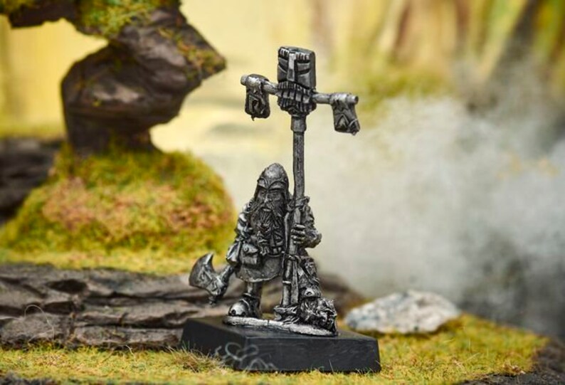 Dwarf with axe and banner Fantasy Metal Miniatures Toy tin soldier Dnd Dungeons and dragons Pathfinder RPG UNPAINTED Tabletop Miniatures