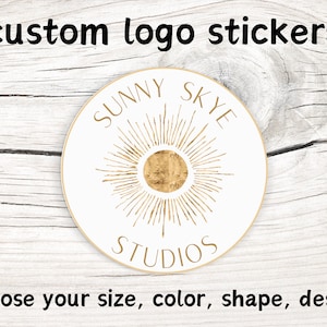 Könnte beinhalten: Ein runder Aufkleber mit goldenem und weißem Design. Der Aufkleber hat oben den Text "custom logo stickers" und unten "choose your size, color, shape, design". Der Aufkleber zeigt den Text "SUNNY SKYE STUDIOS".