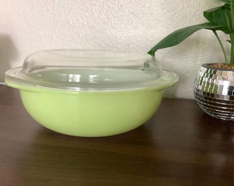 Cazuela redonda Pyrex vintage n.° 024 de color verde lima, de 2 cuartos de galón, con tapa.