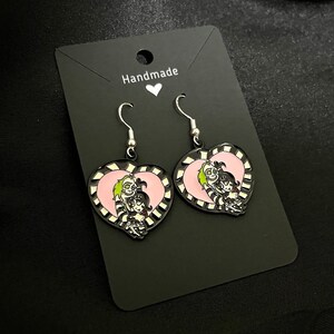 Pendientes divertidos y espeluznantes de Halloween con el personaje de dibujos animados embrujado Beetlejuice en plata o oro: joyas hipoalergénicas con esmalte, divertidas y geniales