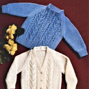 Könnte beinhalten: Zwei Strickjacken, eine hellblau und eine weiß, mit Knöpfen und Zopfmuster.