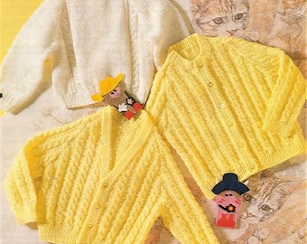 Baby Strickmuster, Cardigan mit Zopfmuster, 18 bis 22 Zoll Brust, Doppelstrick, Rundhalsausschnitt und V-Ausschnitt