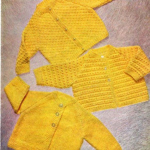 Puede incluir: Tres cárdigans de punto amarillo con cierre de botones. Los cárdigans están hechos con diferentes patrones de punto.