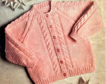 Cardigan câblé mignon en motif de tricot rose, taille 18 à 26 pouces poitrine, fil ou laine 4 ply, cardigan avant câblé, PDF instantané