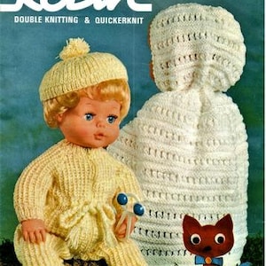 Puede incluir: Un patrón de tejido de punto para un atuendo de muñeca, que incluye una chaqueta blanca con capucha, un mono de punto amarillo y un pequeño gato rojo. El patrón se titula "Robin" y el número "2717" está impreso en la portada.