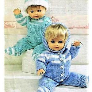 Könnte beinhalten: Zwei gestrickte Puppenoutfits, eines in blau-weißen Streifen und eines in türkis-weißen Streifen. Beide Outfits haben eine Kapuzenjacke und eine Hose. Die Puppe im blau-weißen Outfit trägt eine weiße Strickmütze.