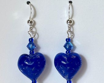 Orecchini a forma di cuore in vetro di Murano blu cobalto, ganci in argento sterling