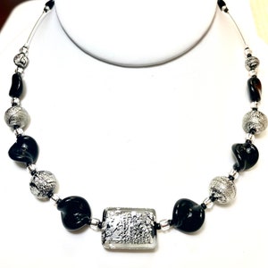 Collana in vetro veneziano bianco e nero. Collana importante in vetro di Murano. Collana audace. Gioielli in vetro italiano per tutti i giorni. Nero