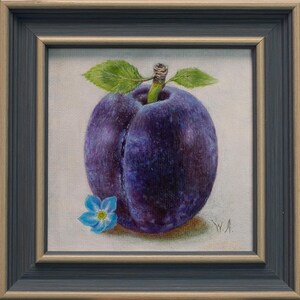Puede incluir: Pintura enmarcada de una ciruela morada madura con hojas verdes y una pequeña flor azul. La obra está firmada "W.A." en la esquina inferior derecha. El marco es una combinación de gris oscuro y marrón claro.