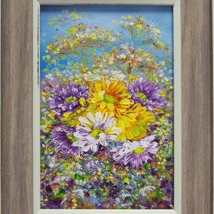 Puede incluir: Pintura al óleo original de un ramo de flores en un marco de madera. Las flores son una mezcla de amarillo, morado y blanco, sobre un fondo azul. La pintura es un primer plano de las flores, con un estilo texturizado e impresionista.