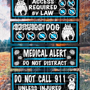 Op de afbeelding: Vier rechthoekige borden in zwart en blauw met witte tekst en afbeeldingen. De borden tonen een cartoonfiguur die lijkt op Totoro uit de film Mijn buurman Totoro. De borden luiden: "Toegang vereist volgens de wet", "Andibarberart Dog", "Medische waarschuwing Niet afleiden", en "Bel 911 niet tenzij gewond".