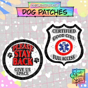 Puede incluir: Dos parches para perro, uno circular y otro en forma de escudo, con bordes blancos. El parche circular presenta el texto rojo PLEASE STAY BACK y GIVE US SPACE con huellas negras. El parche de escudo presenta el texto CERTIFIED GOOD GIRL y FULL ACCESS.