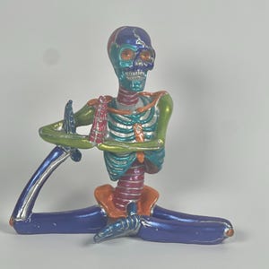 Yoga Skeleton Hand-Painted Figurine – Shimmering Iridescent Décor