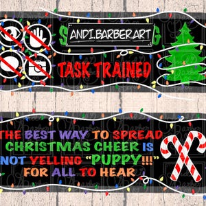 Könnte beinhalten: Zwei schwarze rechteckige Schilder mit weißen Rändern und Lichterketten. Auf dem oberen Schild steht "TASK TRAINED" und es hat eine Weihnachtsbaumgrafik. Auf dem unteren Schild steht "DER BESTE WEG, WEIHNACHTSFREUDE ZU VERBREITEN, IST NICHT 'PUPPY!!!' ZU SCHREIEN" mit Zuckerstangengrafik.
