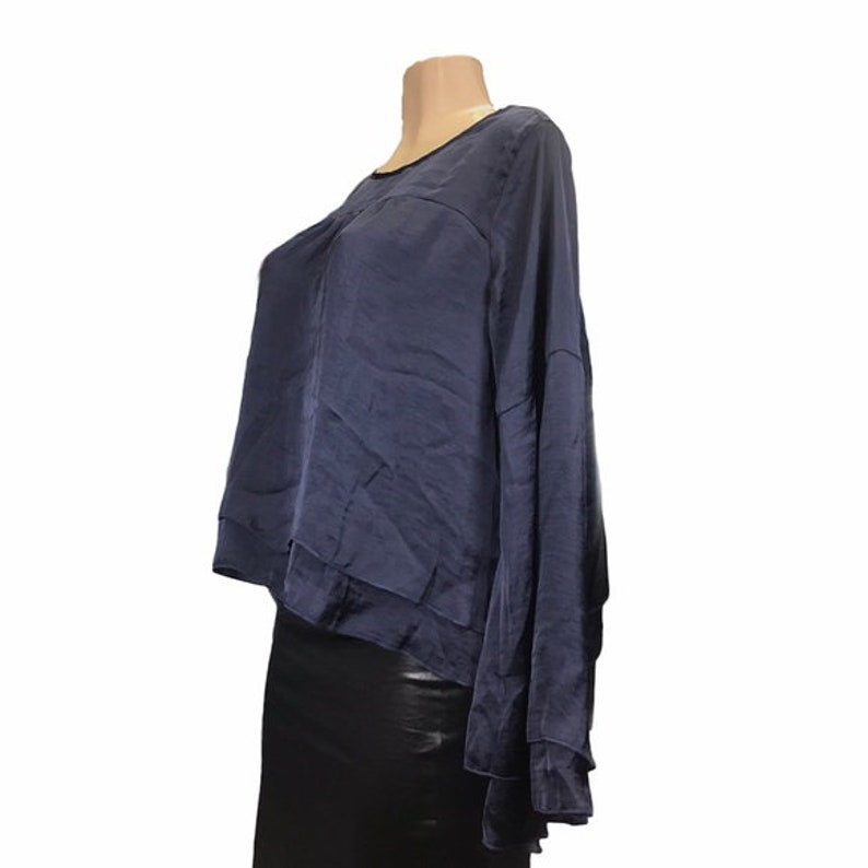 Relaxed Colorful All Seasons Adjustable Collarless Halogen Womens 100/% Polyester Navy Blue Dramatic Bell Sleeve Satin Blouse Size S