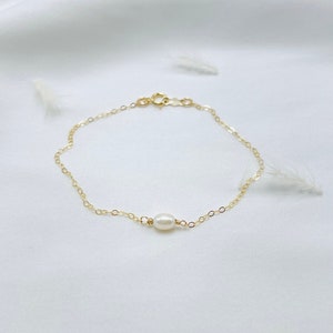 Simple pearl bracelet gold filled, Fresh water pearl bracelet, Tiny pearl bracelet, Delicate pearl bracelet, Dainty single pearl bracelet