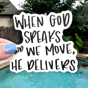 God spreekt, we bewegen sticker | Mat vinyl | Waterfles | Laptop | Autosticker | Weerbestendig | Cadeau idee