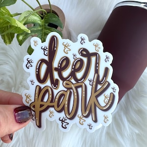 Deer Park Deer Script vinilo pegatina con letras a mano impermeable lavavajillas seguro calcomanía botella de agua pegatina portátil calcomanía iPad pegatina