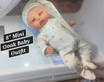 Ubranka dla lalki Mini OOAK w rozmiarze 8 cali: śpiworek z nadrukiem Baby Star Bear i długi, wiązany kapelusz.